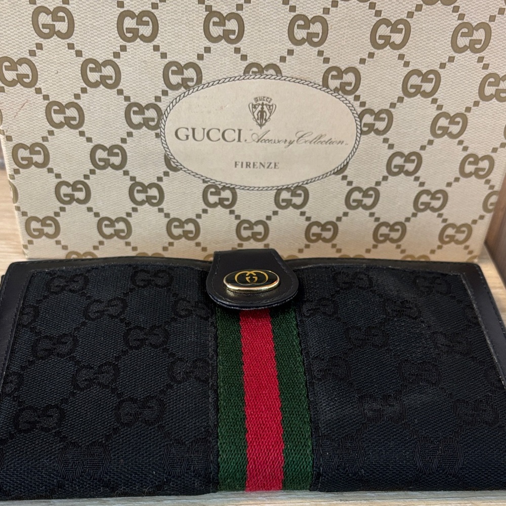 Vintage Gucci Black Wallet with Signature Stripe